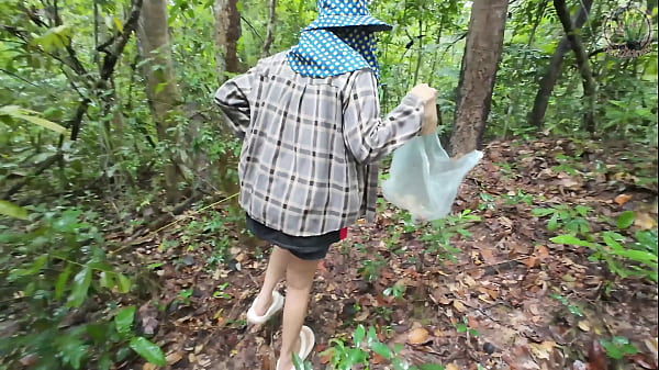 คลิปหลุด สาวไทยเดินคุยเล่นเก็บเห็ดในป่า แอบโชว์ในป่าลึก เสียงไทยชัด